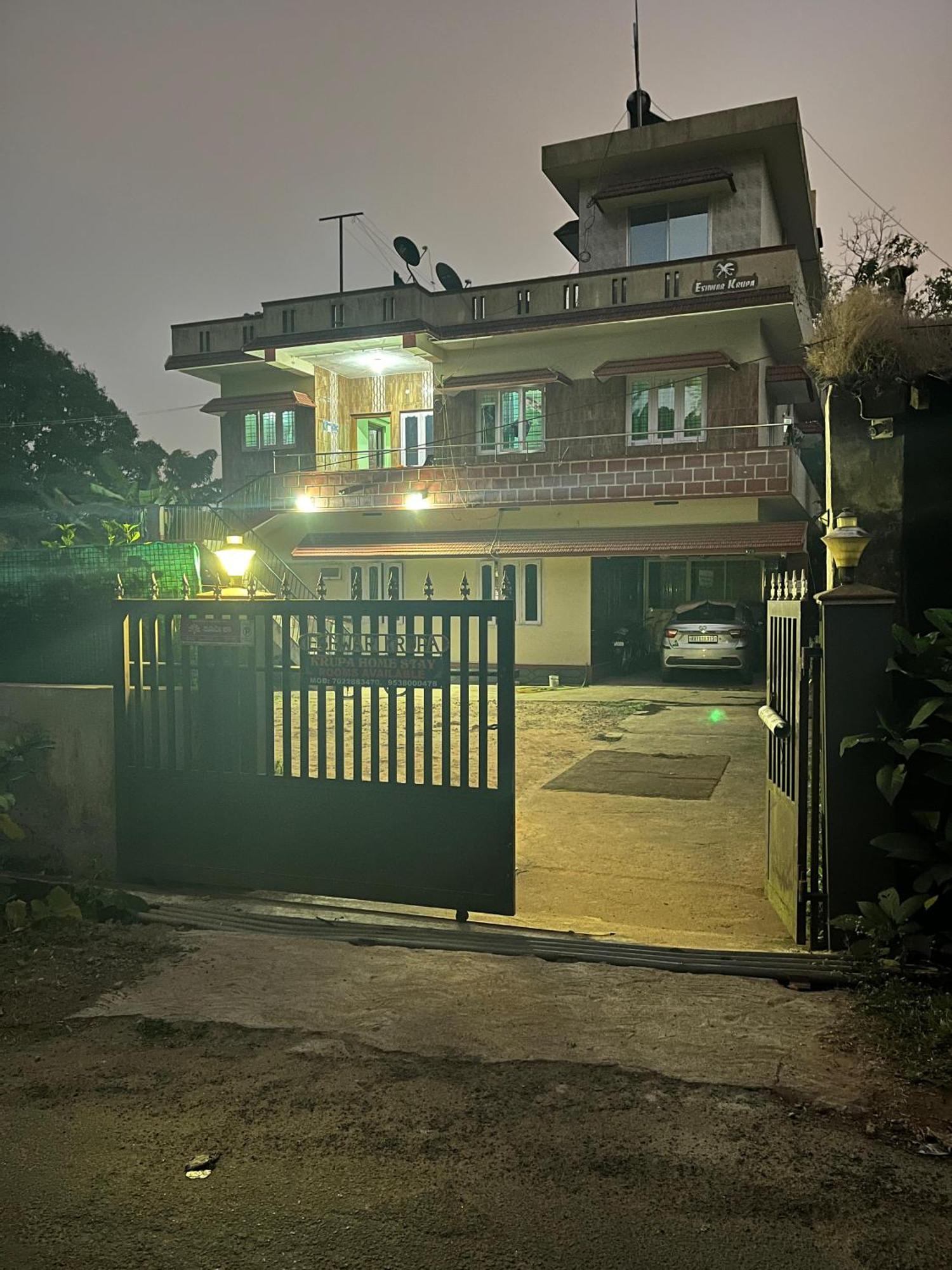 Eshwarkrupa Homestay Мадикери Экстерьер фото