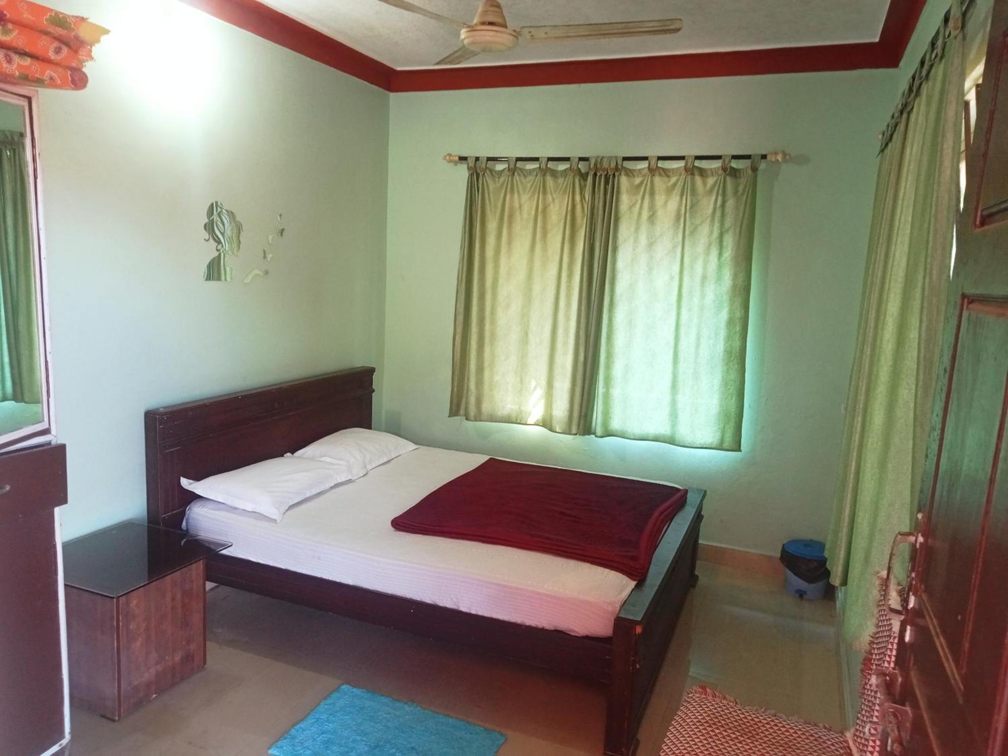Eshwarkrupa Homestay Мадикери Экстерьер фото